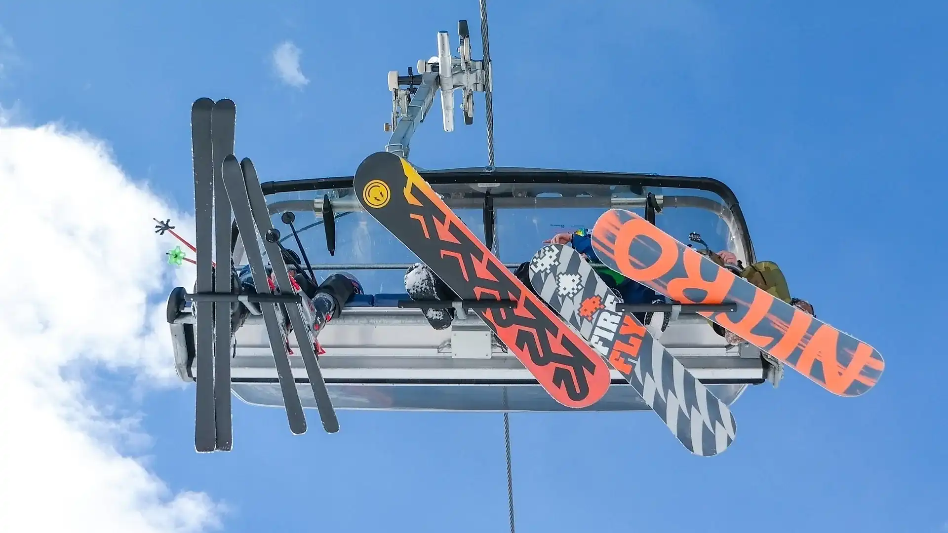 Erciyes Dağında profesyonel eğitmen eşliğinde ramazan bayramında snowboard dersi.